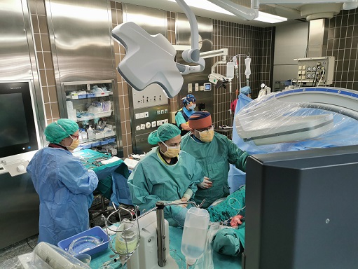 Hibridna operacijska dvorana je novost v svetu. Le redke klinike si jo lahko privoščijo.